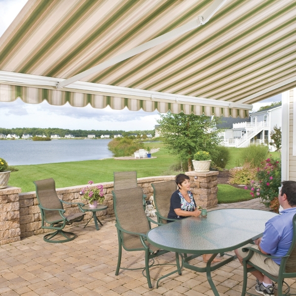 Retractable vs. Fixed Awnings